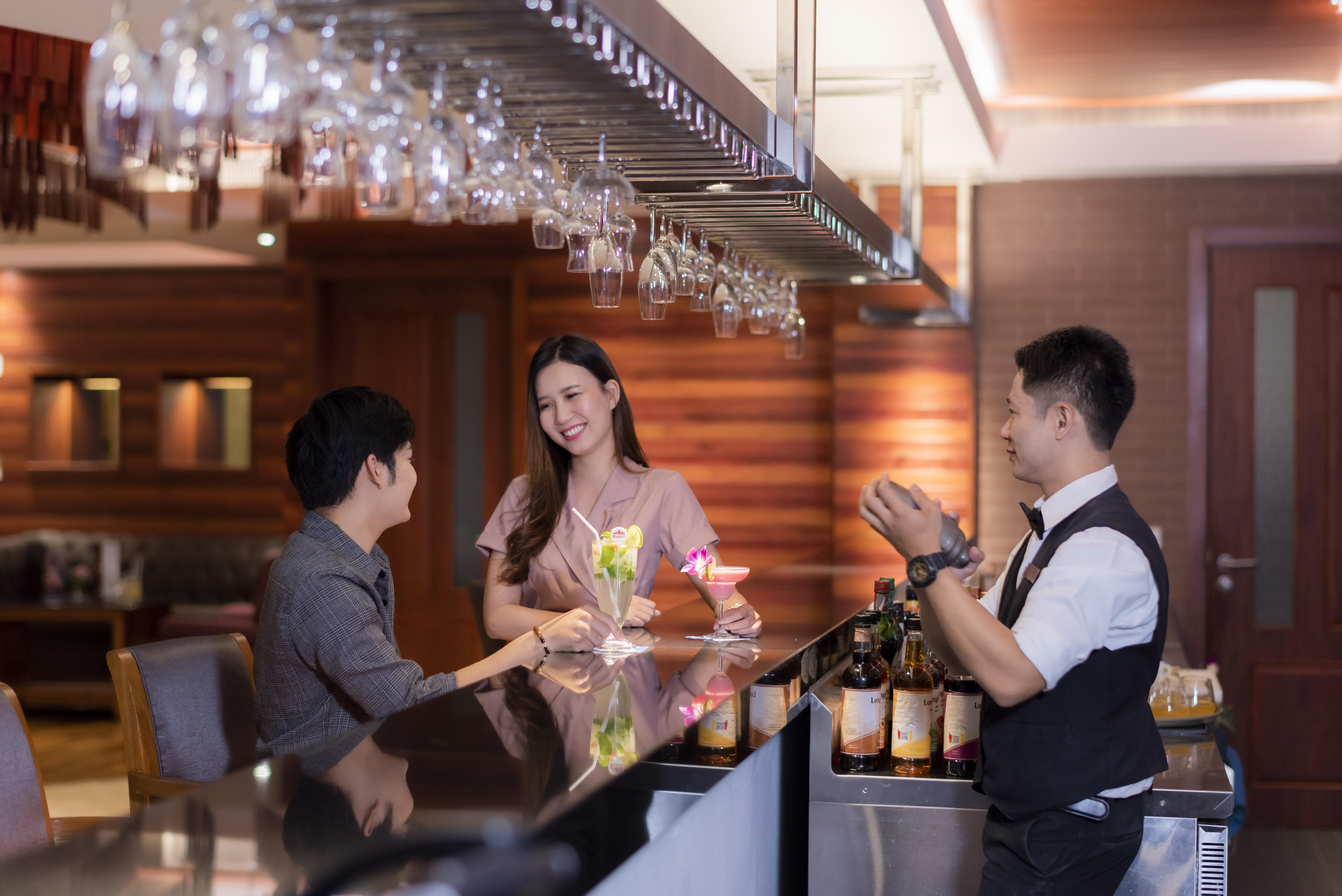 The Empress Premier Chiang Mai - Sha Extra Plus Ngoại thất bức ảnh A bartender at work
