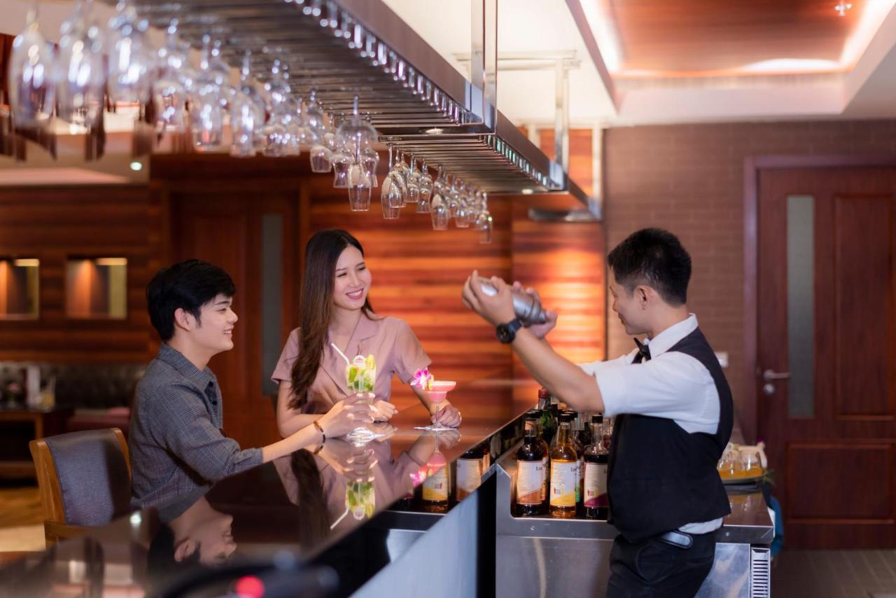 The Empress Premier Chiang Mai - Sha Extra Plus Ngoại thất bức ảnh A bartender at work