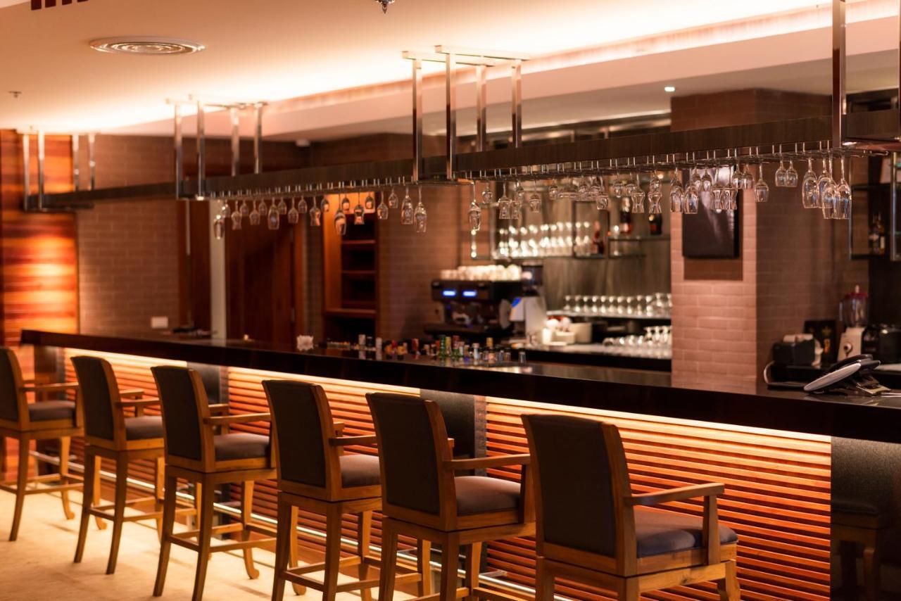 The Empress Premier Chiang Mai - Sha Extra Plus Ngoại thất bức ảnh A bar at a hotel